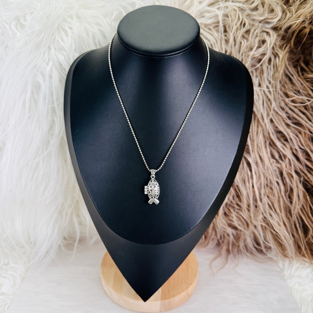 Vintage Silvertone fish cross open pendant necklace - Picture 4 of 11